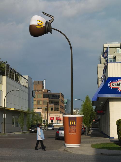 麦当劳自由牌咖啡产品的户外路灯广告-咖啡壶与咖啡杯